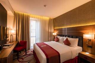 Отель Ramada Hotel & Suites by Wyndham Yerevan Ереван Номер с кроватью размера «king-size»-1