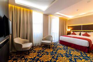 Отель Ramada Hotel & Suites by Wyndham Yerevan Ереван Люкс с кроватью размера «king-size»-1