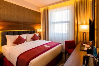 Отель Ramada Hotel & Suites by Wyndham Yerevan Ереван Номер с кроватью размера «queen-size»-2