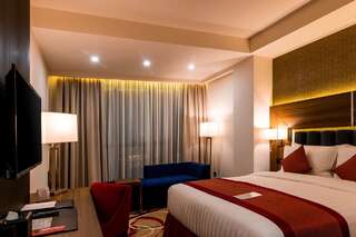 Отель Ramada Hotel & Suites by Wyndham Yerevan Ереван Номер с кроватью размера «king-size»-3