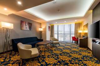 Отель Ramada Hotel & Suites by Wyndham Yerevan Ереван Люкс с кроватью размера «king-size»-2