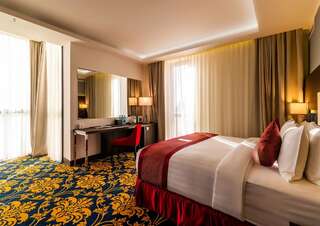 Отель Ramada Hotel & Suites by Wyndham Yerevan Ереван Полулюкс с кроватью размера "king-size"-1