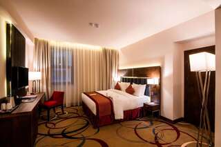 Отель Ramada Hotel & Suites by Wyndham Yerevan Ереван Номер с кроватью размера «king-size» – Подходит для гостей с ограниченными физическими возможностями-1